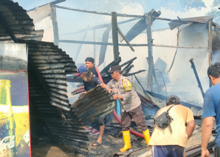 Diduga Korsleting Listrik, 5 Ruko Semi Permanen di Bukit Indah Bengkulu Utara Terbakar 
