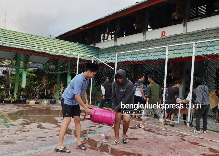 Para guru, siswa dan warga berupaya menyelamatkan barang-barang di dalam ruangan bangunan SMKN 3 Kota Bengkulu yang terbakar, Kamis (28/12/2023). Foto Rio Susanto Bengkulu Ekspress