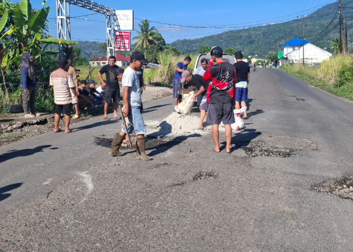 Pasca Kecelakaan Maut Remaja 14 Tahun, Warga Sukau Rajo Lebong Tambal Jalan Berlubang