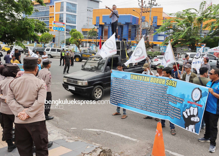 Petugas Kepolisian dari Polresta Bengkulu mengawal aksi demonstrasi buruh Serikat Buruh Sejahtera Indonesia (SBSI) Provinsi Bengkulu melakukan aksi unjuk rasa  di kantor Disnaker Kota Bengkulu, Rabu (4/10). Foto Rio Susanto/Bengkulu Ekspress