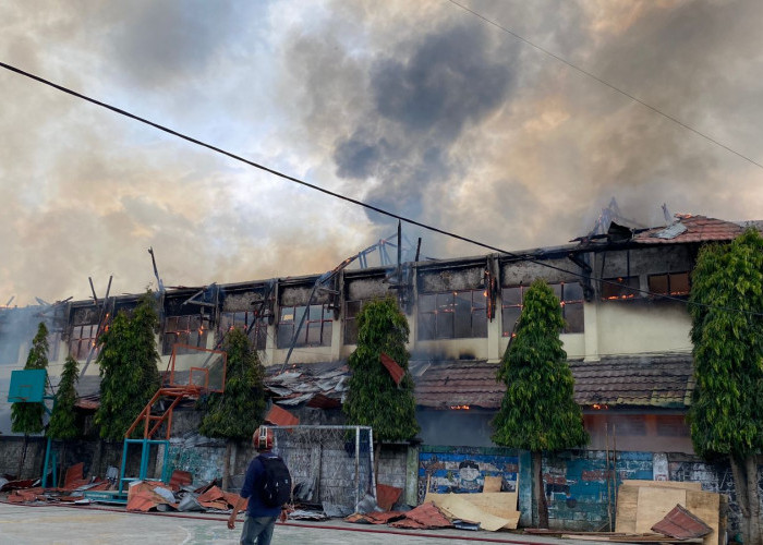 Bangunan SMKN 3 Kota Bengkulu Terbakar, Tim Pemadam Masih Berjibaku Padamkan Api