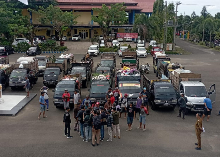 Puluhan Petugas Sampah Geruduk Kantor Walikota, Ini Penyebabnya