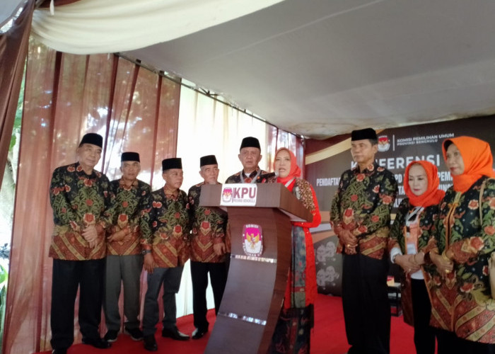 Diantar Emak-emak, Leni Jhon Latief Daftar DPD RI ke KPU Provinsi Bengkulu