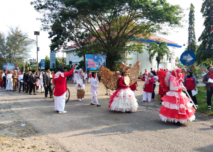 Efisiensi Anggaran Tak Padamkan Semangat, ASN Mukomuko Tampil Unik di Pawai HUT ke-81 RI