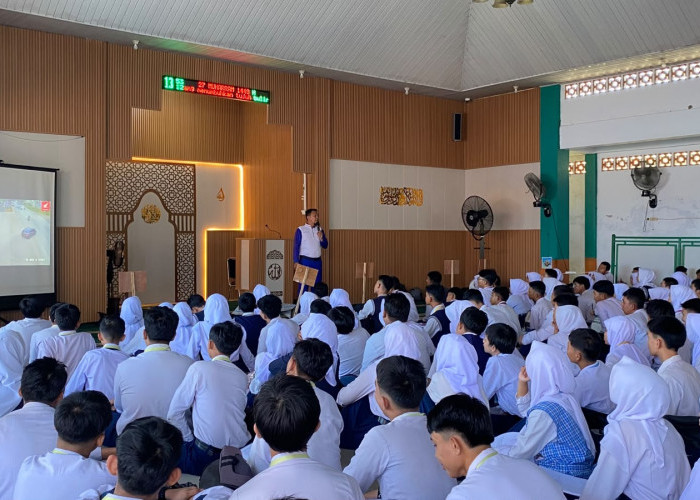 Hari Pertama Sekolah, Astra Motor Bengkulu Kenalkan Syarat Berkendara Aman di SMKN 1 Kota Bengkulu