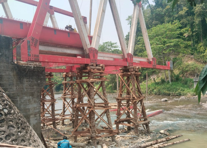 Pernah Ambruk Diterjang Banjir, Pemasangan Rangka Jembatan Lubuk Selandak Dilanjutkan