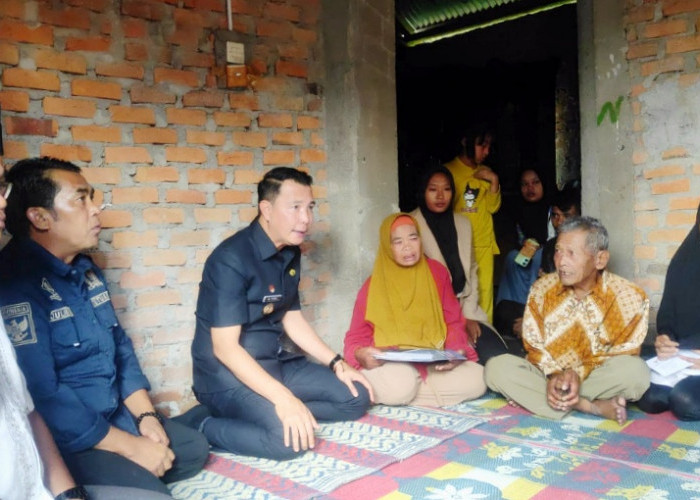 Tinjau Lokasi Kebakaran, Bupati Fikri Serahkan Bantuan dan Ajak Masyarakat Gotong Royong