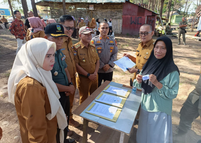 Pedagang di Pantai Panjang Cabut Nomor Undian Penetapan Lokasi Lapak