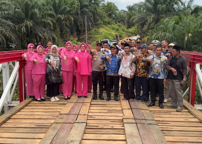 Siap Digunakan, Kapolres Mukomuko Resmikan Jembatan Merah Putih Presisi