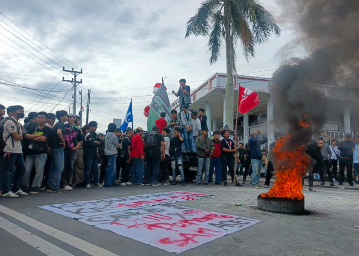 Mahasiswa Tri Muda Demo DPRD Bengkulu, Bakar Ban hingga Siapkan Tali Tambang