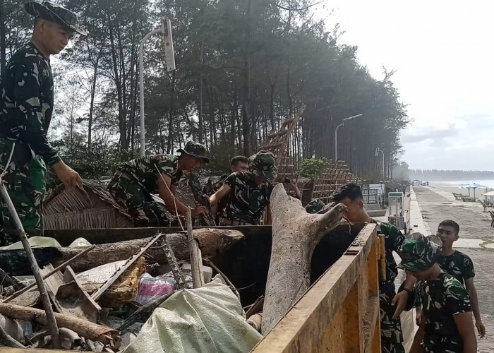 ASN Pemprov Bengkulu Bersama TNI/Polri Bersihkan Pantai Panjang dari Sampah Pengunjung Nataru