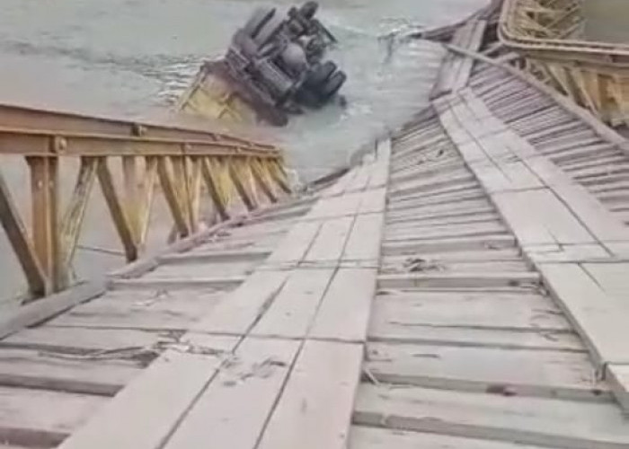 Jembatan Paku Haji di Bengkulu Tengah Ambruk, 2 Unit Dumptruck Terjun ke Sungai
