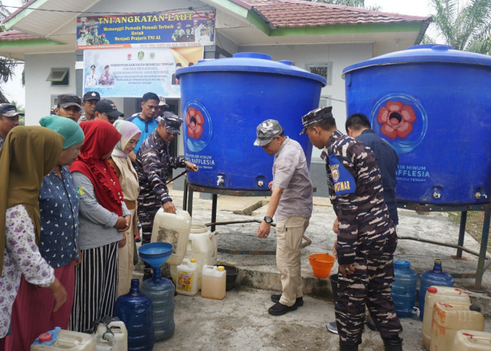 Lanal Bengkulu Salurkan Air Bersih Bantu Masyarakat Pesisir di Kabupaten Benteng