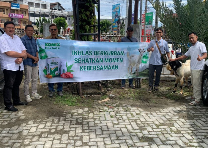 Tebar Kebaikan di Idul Adha, Komix Herbal Serahkan Hewan Kurban ke Bengkulu Ekspress Media Group