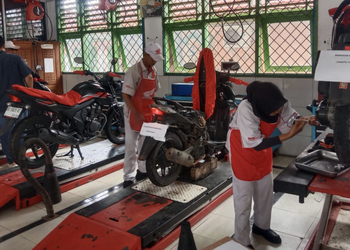 Tingkatkan Kesiapan Kerja, Siswa TSM SMKN 3 Seluma Ikuti UKK Versi Industri