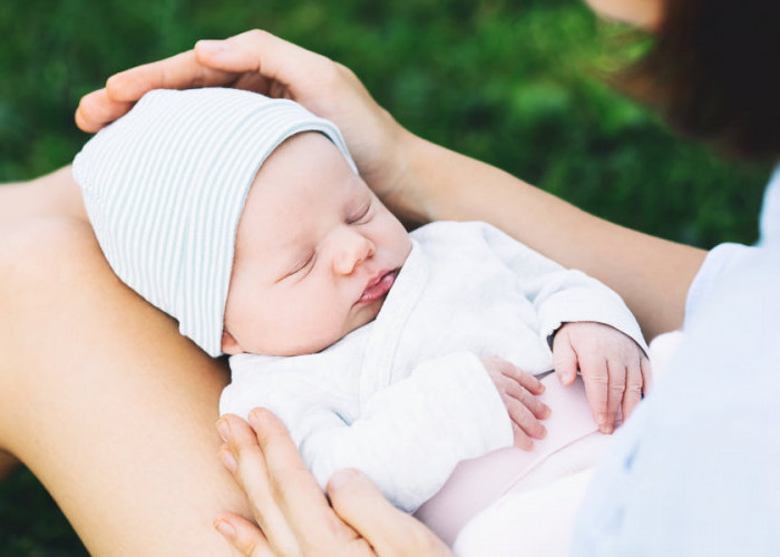 Menurut Para Ahli, Begini 10 Cara Menjemur Bayi yang Benar