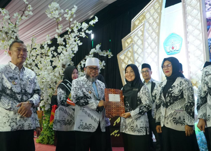 Lewat PGRI, Gubernur Helmi Berikan Bantuan Rp 1,1 M Untuk Para Guru di Bengkulu