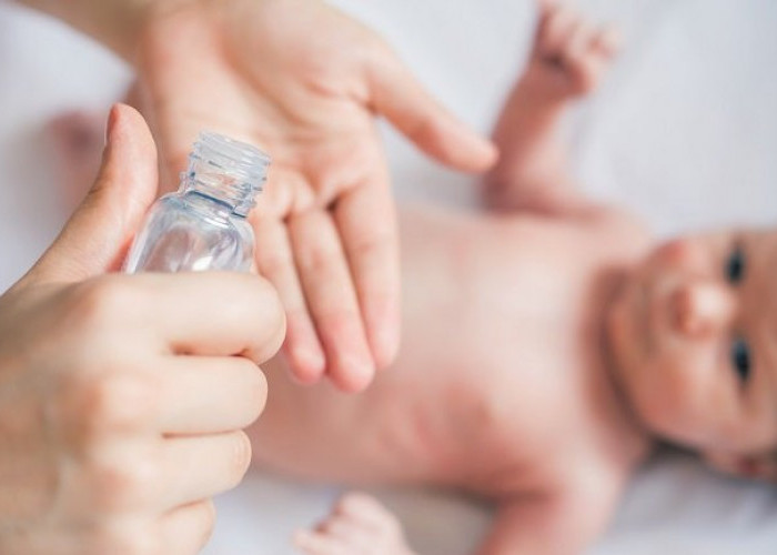  Ini Dia Fakta di Balik Penggunaan Minyak Telon Bayi