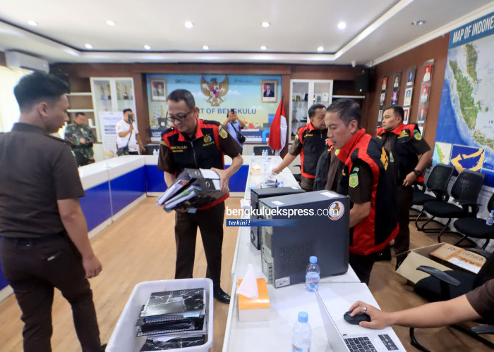 FOTO: Geledah Kantor PT Pelindo II Bengkulu, Kejati Bengkulu Sita Dokumen dan Ponsel Para Manajer