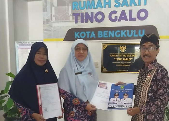 Disdukcapil Kota Bengkulu Serahkan Akta Kelahiran, KK dan KTP ke Rumah Sakit Tino Galo