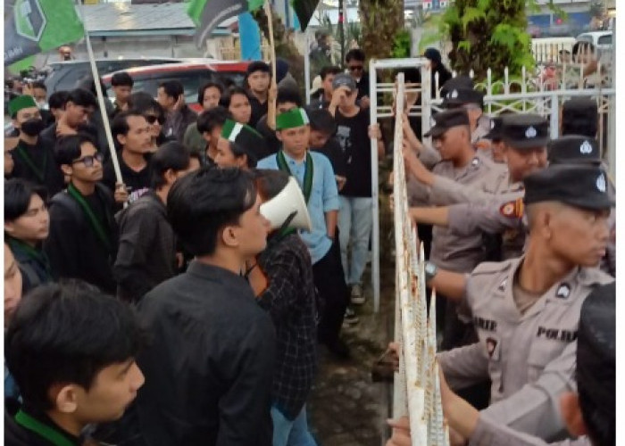 Niat Temui Jokowi, Puluhan Pendemo dari HMI Cabang Bengkulu 'Dikurung' Polisi 
