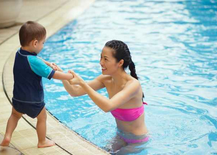 Yuk Simak! Ini Tips Cara Aman Berenang dengan Anak