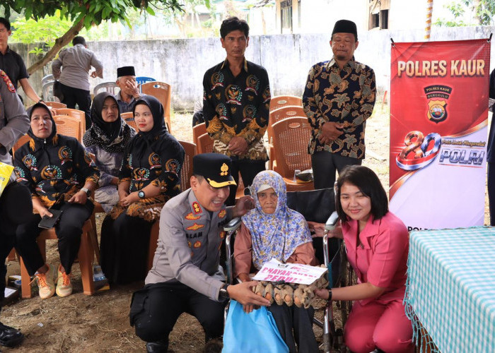 Tembus Desa Terisolasi, Polres Kaur Salurkan Bansos HUT Bhayangkara ke-80
