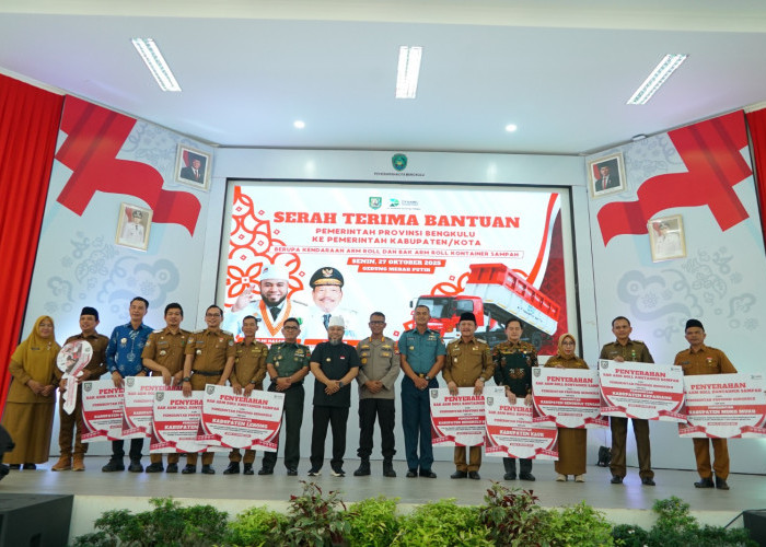 Kabupaten/Kota di Bengkulu Terima  Bantuan Kendaraan Arm Roll dan Bak Arm Roll dari Gubernur Bengkulu