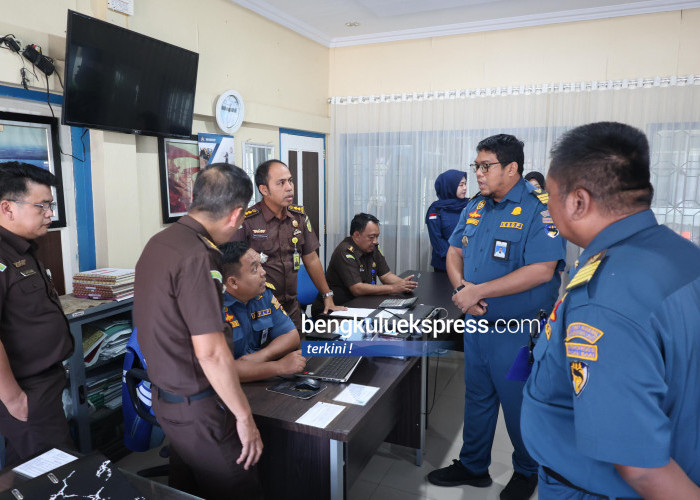 Tim Penyidik Pidsus Kejati Bengkulu menggeledah Kantor KSOP Kelas III Pulau Baai Bengkulu, terkait penyidikan kasus dugaan korupsi pertambangan di Bengkulu, Kamis, 17 Juli 2025. Foto: Istimewa/Penkum Kejati Bengkulu