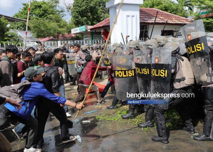 Massa mahasiswa dari Aksi Bumi Rafflesia Melawan terlibat bentrok dengan polisi saat memaksa masuk ke dalam Gedung DPRD Provinsi Bengkulu dalam aksi unjuk rasa 