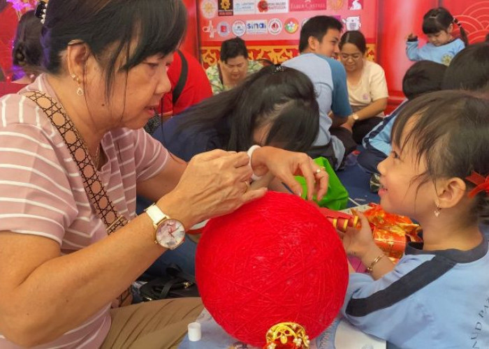 Bangun Kreativitas Anak dan Orang Tua Lewat Pembuatan Lampion  