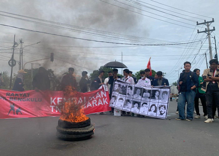 Gelar Orasi Hingga Bakar Ban, Mahasiswa di Bengkulu  Tolak RUU TNI