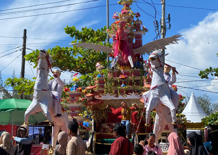 Tabut Kebudayaan dari Berbagai Instansi Ramaikan Festival Tabut Bengkulu 2025