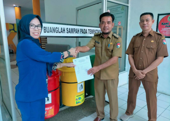 Wujud Kepedulian Lingkungan, PT Agro Muko Serahkan Empat Set Tong Sampah ke Pemkab Mukomuko