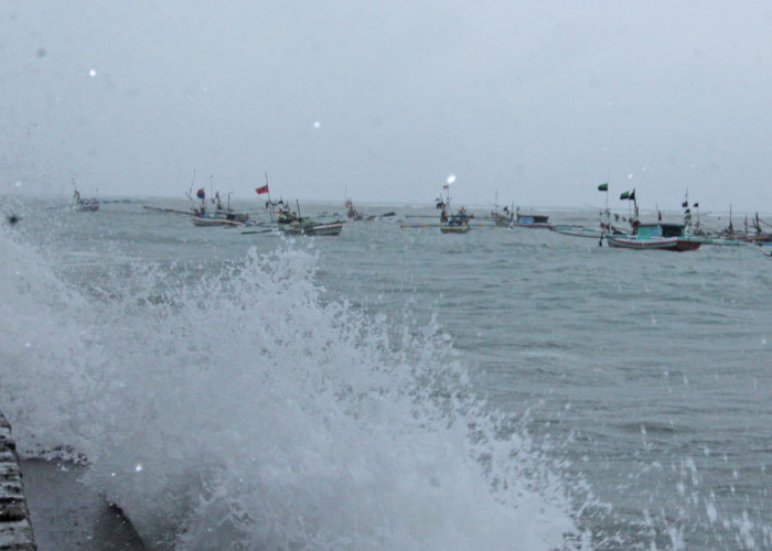 Angin Kencang Masih Landa Bengkulu, Nelayan Ragu Melaut