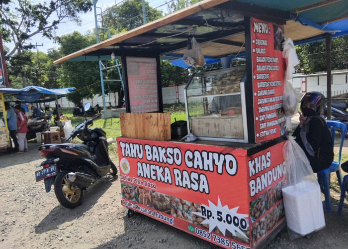 Berjualan di Tengah Hambatan, Pedagang Tahu Bakso Dekat UNIB Tetap Bertahan