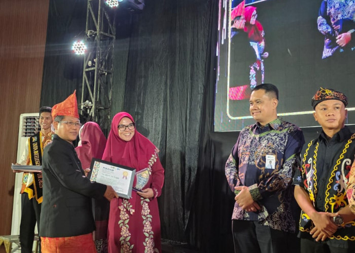 Sosok Inspiratif dari Mayraa Montessori dan Humairaa Madrasahku, Dr. Rina Raflesia Terima Penghargaan UIN FAS 