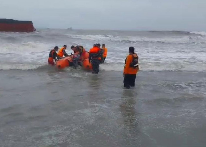 Dihantam Ombak, Kapal Titan 33 Alami Kecelakaan di Lentera Merah, 10 Korban Berhasil Dievakuasi