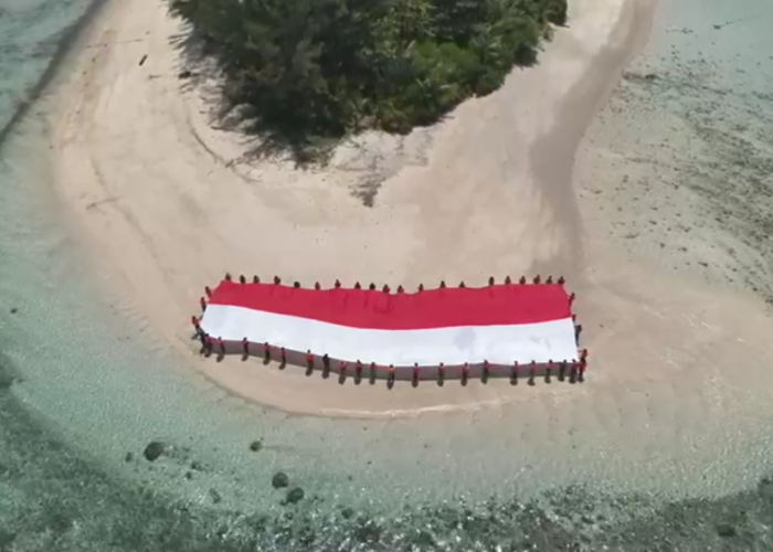 Bendera Raksasa Berkibar di Perairan Pulau Tikus Bengkulu 