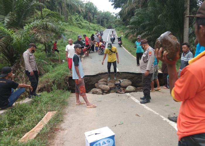 Gorong-Gorong Patah, Jalan Lintas Desa Wonoharjo - Suka Makmur Ambles