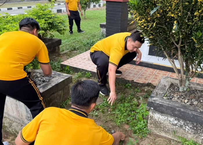 Tingkatkan Pelayanan Publik, Polres Bengkulu Selatan Gelar Kerja Bakti Bersihkan Mako
