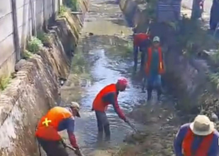 PUPR Kota Bengkulu Bersihkan Drainase Jalan Mawar, Antisipasi Banjir Saat Hujan Deras