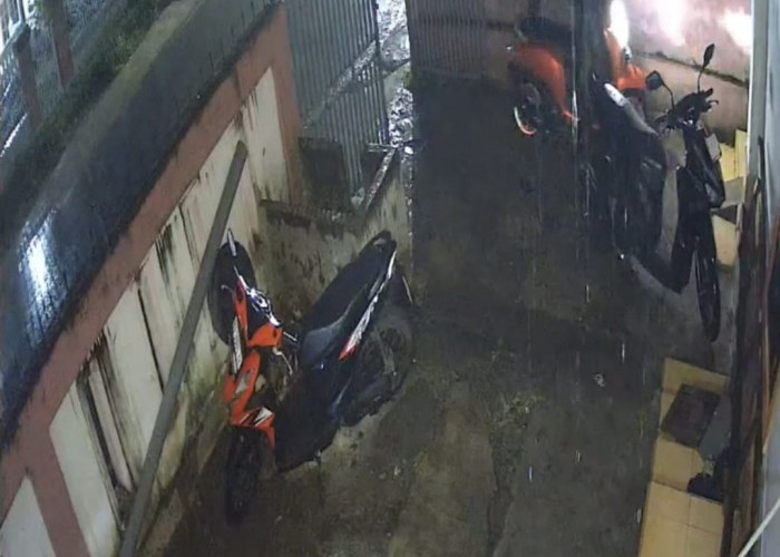 Terekam CCTV, Dua Pria Gasak Motor Mahasiswi di Kosan Amelia Saat Hujan Deras