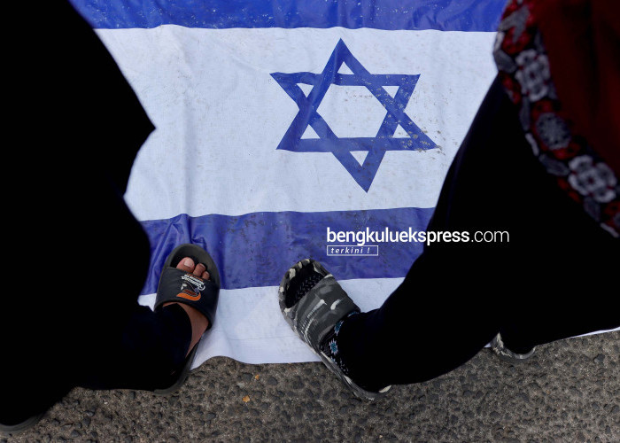 Massa aksi Bela Palestina Badai Al-Aqsa menginjak gambar bendera Israel saat melakukan aksi di Simpang Lima Kota Bengkulu, Minggu (15/10). Foto Rio Susanto Bengkulu Ekspress