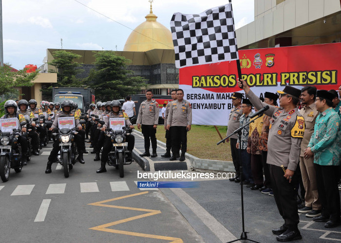 Kapolda Bengkulu, Irjen Pol Anwar melepas rombongan Bhabinkamtibmas Polresta Bengkulu yang bertugas menyalurkan 1400 paket sembako bakti sosial Polri Presisi Polda Bengkulu bersama mahasiswa, aliansi BEM dan OKP menyambut bulan suci ramadan 1446 H, Kamis 27 Februari 2025. Foto Rio Susanto Bengkulu Ekspress