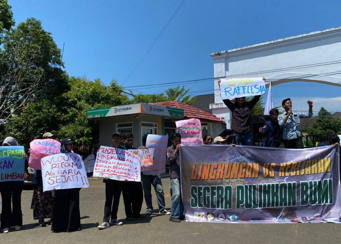Hari Bumi, Mahasiswa dan Aktivis Lingkungan Gelar Aksi Unjuk Rasa di Sekretariat DPRD Provinsi Bengkulu