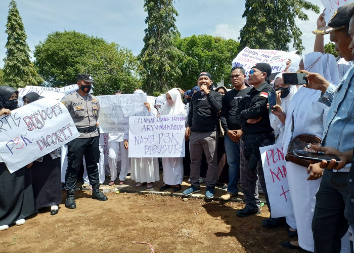  Ratusan Honorer Guru dan Nakes Unjuk Rasa di Kantor DPRD Bengkulu Utara