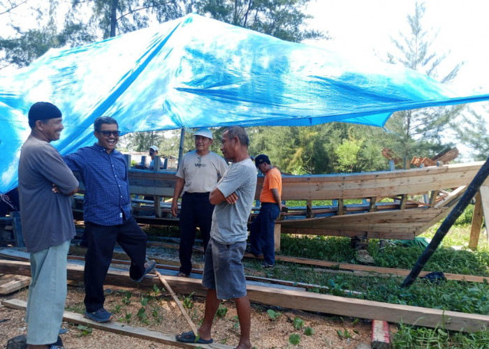 Pasca Ombak Besar, Sukatno Bantu Nelayan di Pantai Pasar Bengkulu