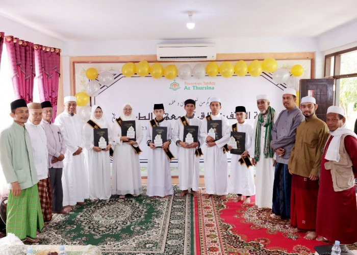 6 Santri Pesantren At Thursina Ini Wisuda Tahfidz Qur'an