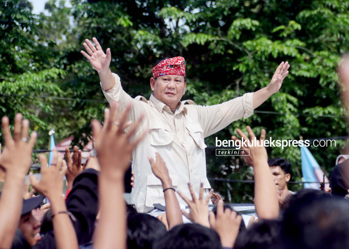 Capres nomor urut 2 Prabowo Subianto membagi-bagikan kaos kepada masyarakat yang menghadiri kampanye  konsolidasi pemenangan Prabowo-Gibran di Gedung Balai Buntar Kota Bengkulu Kamis (11/1/2024). Foto Rio Susanto Bengkulu Ekspress